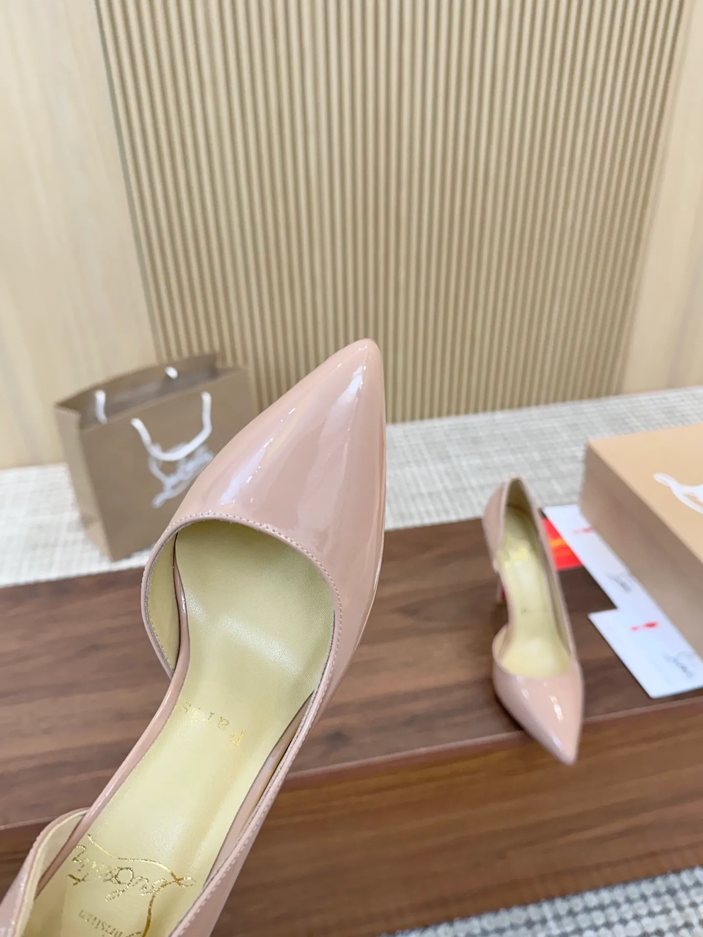 💕💕Factory direct selling price p440💕💕 Genuine leather sole +40 shipped all year round💝Christian Louboutin CL👠 "Imported cow patent leather💎Side hollow series" noble and luxurious, real blingbling👟👟 real materials, all customized by the pattern maker, and the materials are made of original customized materials to achieve the taste of the original 5 color options💍 Upper: Imported 👉cow patent leather💪 Lining: Sheepskin foot pad/lining Size: 34-40.41.42 Heel height: two options: 10.5cm and 8.5cm